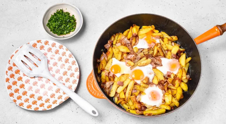 Жареная картошка с беконом и яйцом: шаг 9