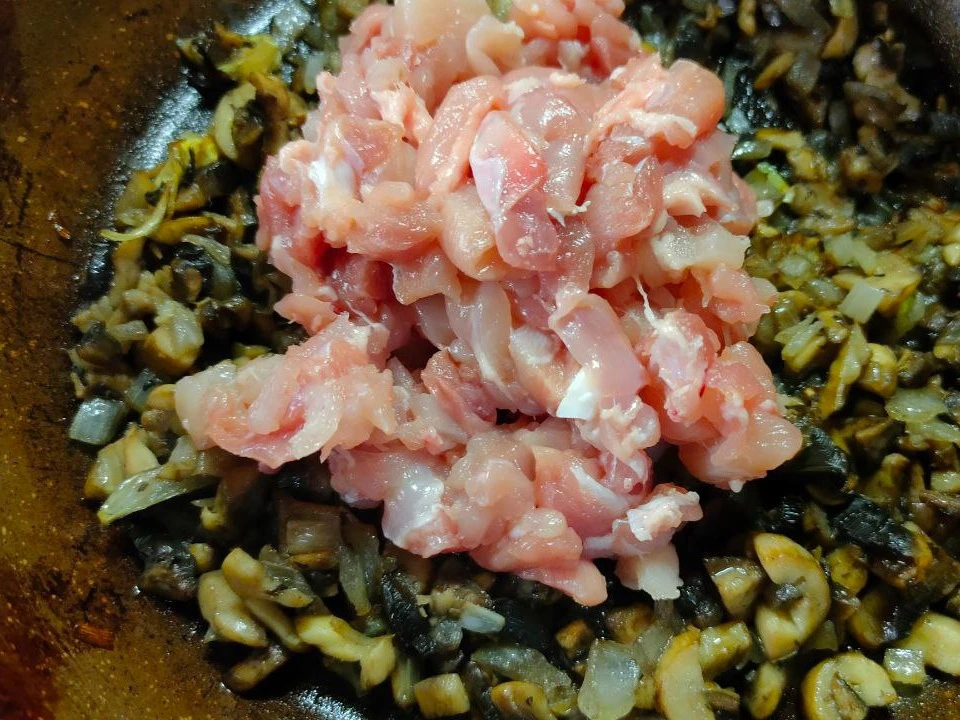 Шаг 9: Жюльен с курицей на сковороде